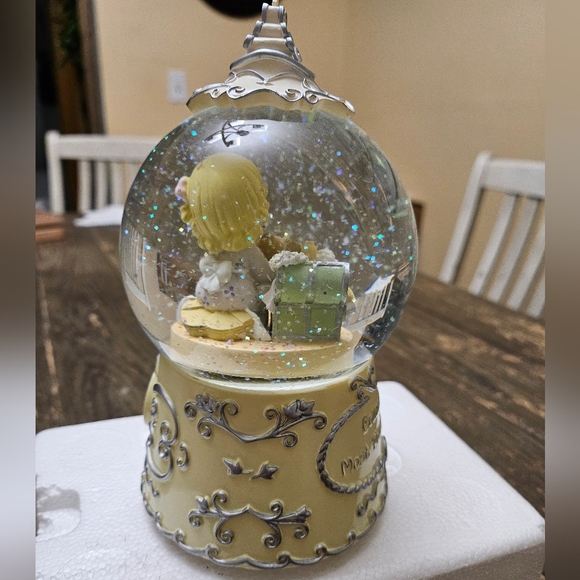 Precious Moments' 25th anniversary musical Snowglobe "Gold and Silver Waltz" - Picture 8 of 11